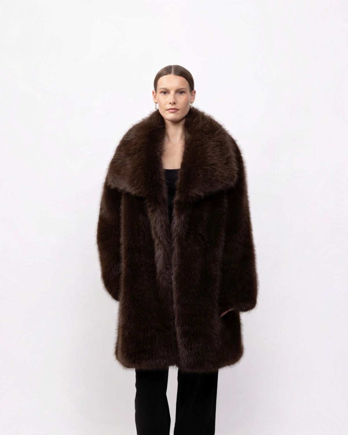 Manteau mi-long BROCK en fausse fourrure marron effet renard avec grand col à revers porté par une femme