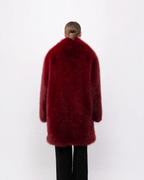 Vue arrière du manteau mi-long BROCK en fausse fourrure rouge effet renard avec une coupe généreuse
