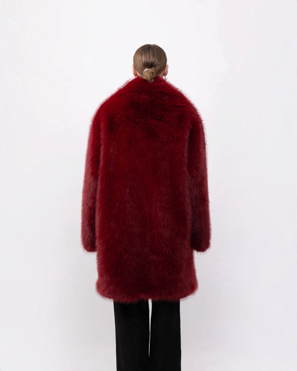Vue arrière du manteau mi-long BROCK en fausse fourrure rouge effet renard avec une coupe généreuse