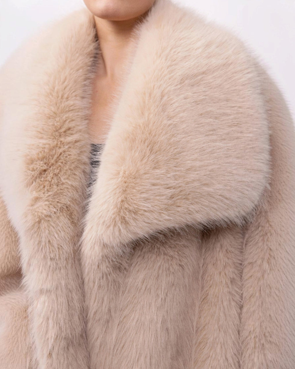 Manteau mi-long BROCK en fausse fourrure beige effet renard avec grand col à revers et texture douce et épaisse