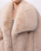 Manteau mi-long BROCK en fausse fourrure beige effet renard avec grand col à revers et texture douce et épaisse