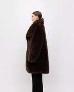 Manteau mi-long BROCK en fausse fourrure marron effet renard avec grand col à revers porté de profil