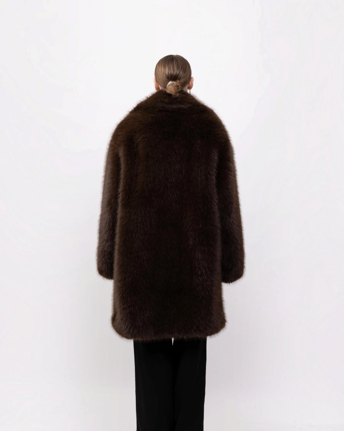 Vue arrière d'une femme portant un manteau mi-long BROCK en fausse fourrure marron effet renard à col large