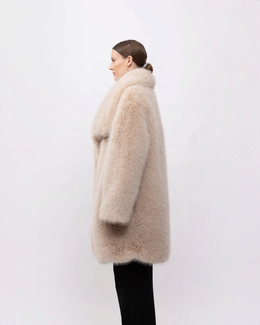 Manteau mi-long BROCK en fausse fourrure beige effet renard avec grand col à revers porté de profil