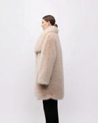 Manteau mi-long BROCK en fausse fourrure beige effet renard avec grand col à revers porté de profil