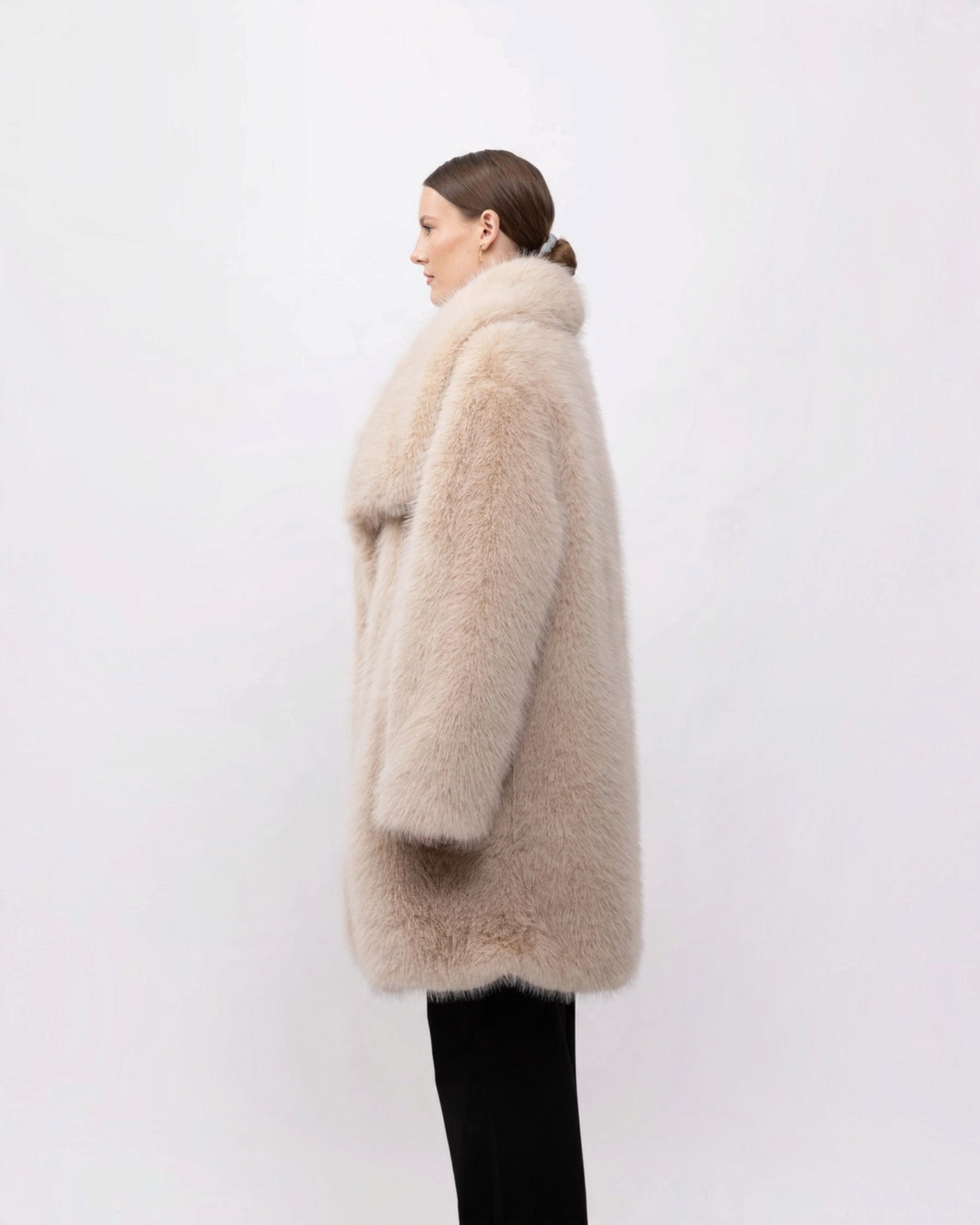 Manteau mi-long BROCK en fausse fourrure beige effet renard avec grand col à revers porté de profil