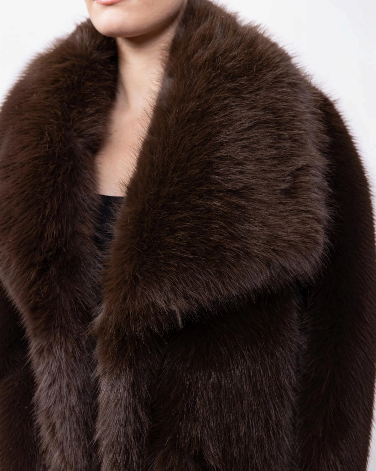 Manteau mi-long BROCK en fausse fourrure marron effet renard avec grand col à revers texturé