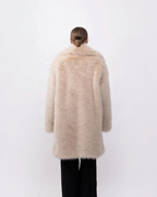 Vue arrière du manteau mi-long en fausse fourrure effet renard beige BROCK avec grand col à revers