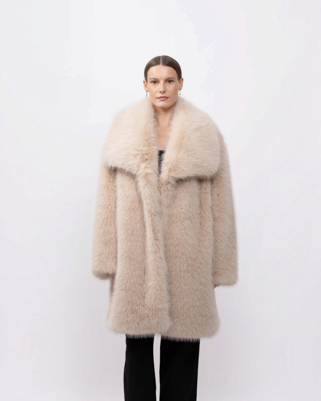 Manteau mi-long BROCK en fausse fourrure beige effet renard avec grand col à revers et coupe généreuse