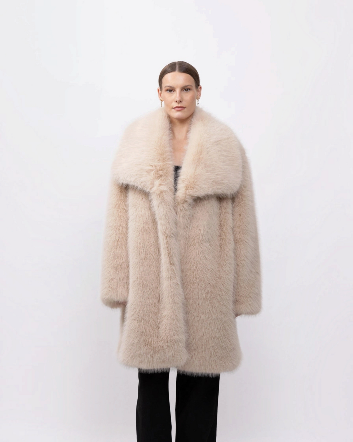 Manteau mi-long BROCK en fausse fourrure beige effet renard avec grand col à revers et coupe généreuse