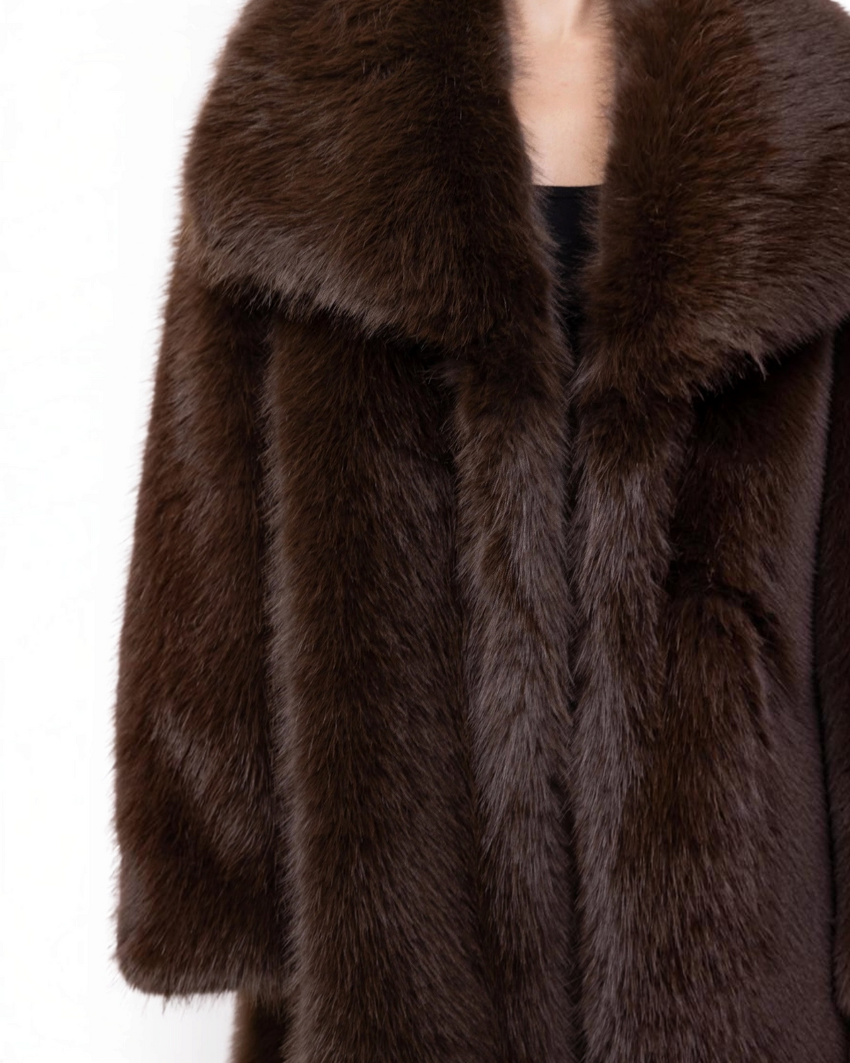 Manteau mi-long BROCK en fausse fourrure marron effet renard avec un grand col à revers élégant