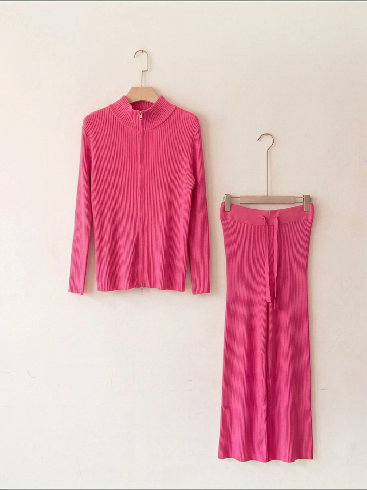 Ensemble BROCK en maille côtelée rose fuchsia composé d'un gilet zippé à col montant et d'un pantalon droit.