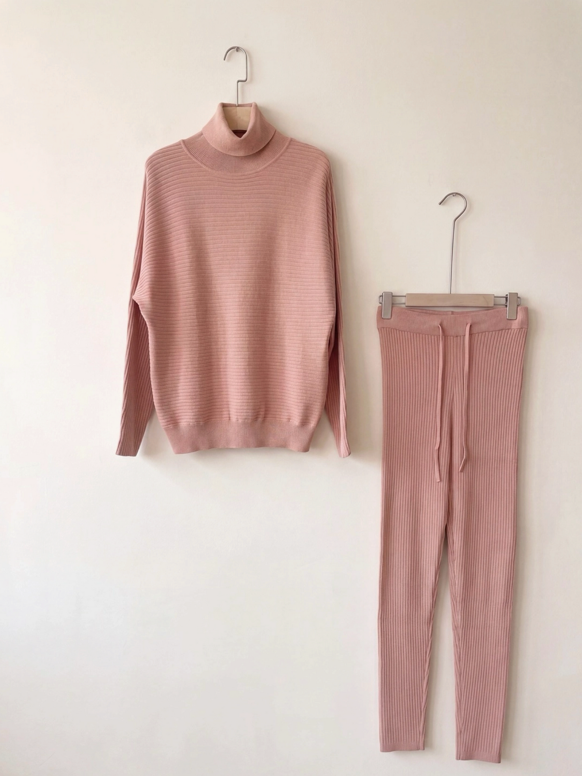 Ensemble BROCK deux pièces en maille côtelée rose poudré composé d'un pull col roulé et d'un legging à cordon