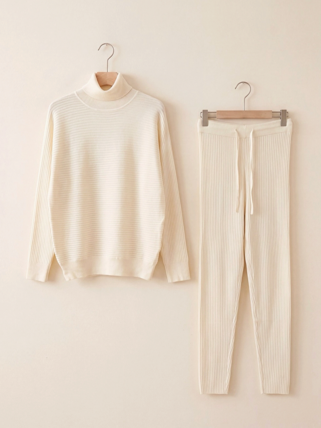 Ensemble BROCK deux pièces en maille côtelée crème composé d'un pull à col roulé et d'un legging assorti
