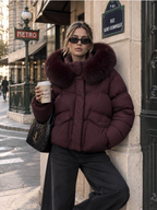 Doudoune courte matelassée BROCK bordeaux avec capuche fourrée portée par une femme dans une rue parisienne