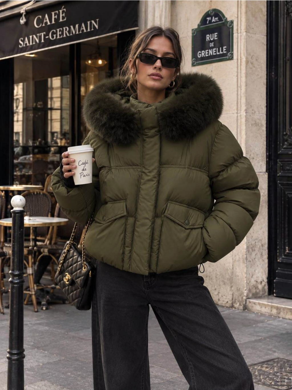 Femme portant une doudoune courte matelassée kaki BROCK avec capuche fourrée, style oversize décontracté