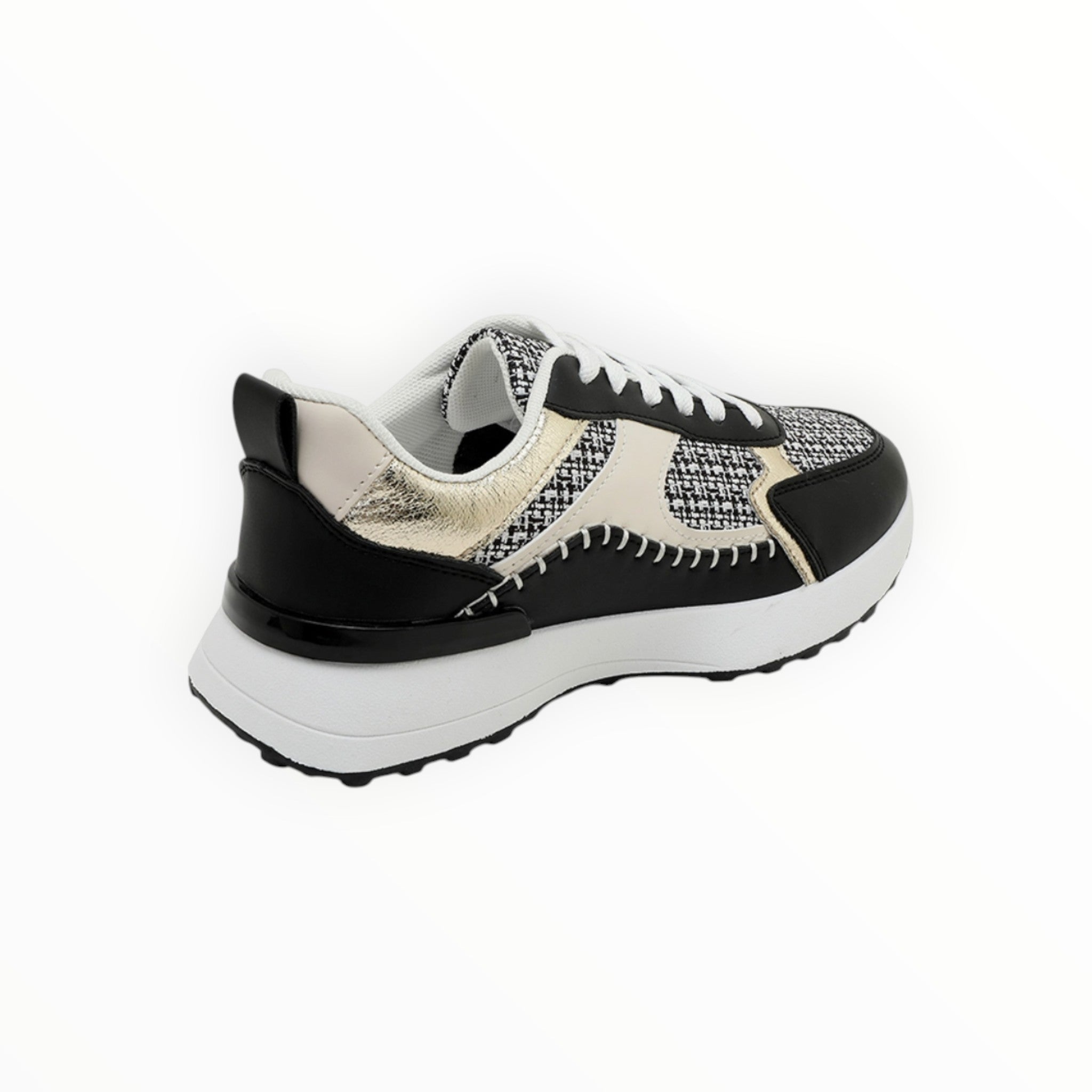 Basket tendance avec détails cousu