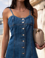 Robe Sadie R.DISPLAY

La robe Sadie est une robe en denim à bretelles fines au style casual chic avec une note rétro. Sa coupe droite légèrement évasée et ses détails métalliques lui confèrent une allure féminine, moderne et facile à porter au quotidien.