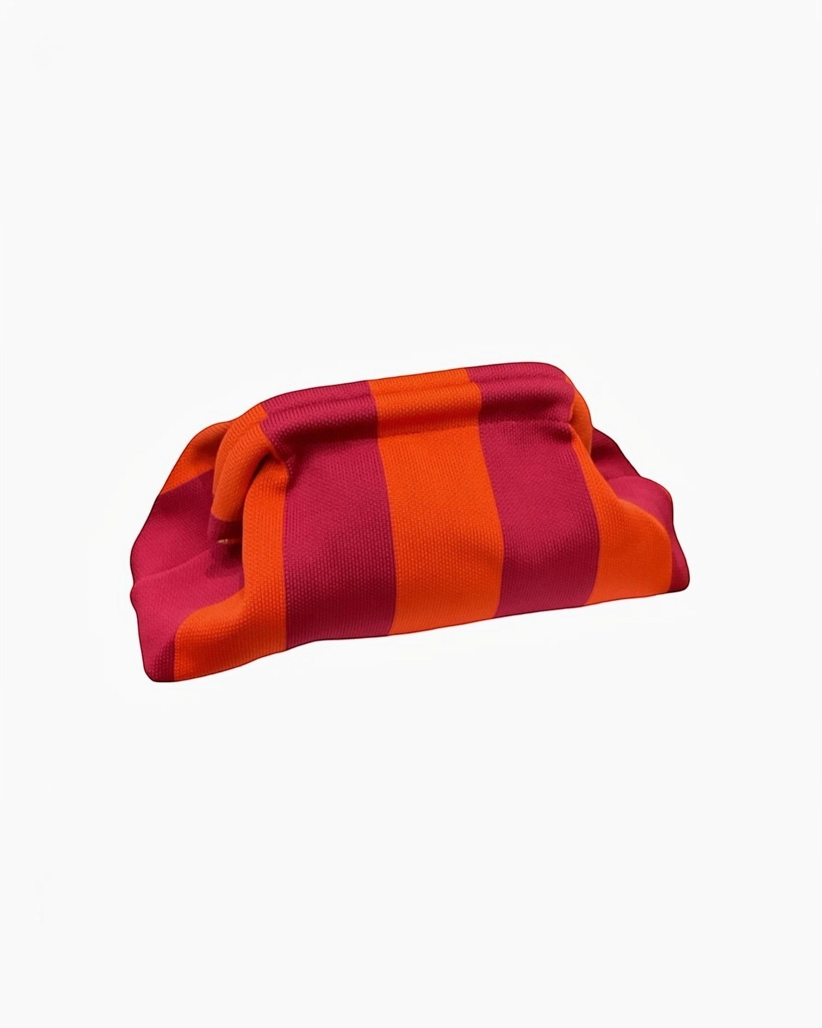 Pochette Rayures Simon LOUISA LEE

La pochette Simon de LOUISA LEE, virale sur les réseaux sociaux, allie rayures graphiques et fermeture magnétique invisible pour un accessoire aussi élégant que pratique. Portée en pochette de soirée ou en organisateur de sac, elle s'adapte à toutes vos envies.