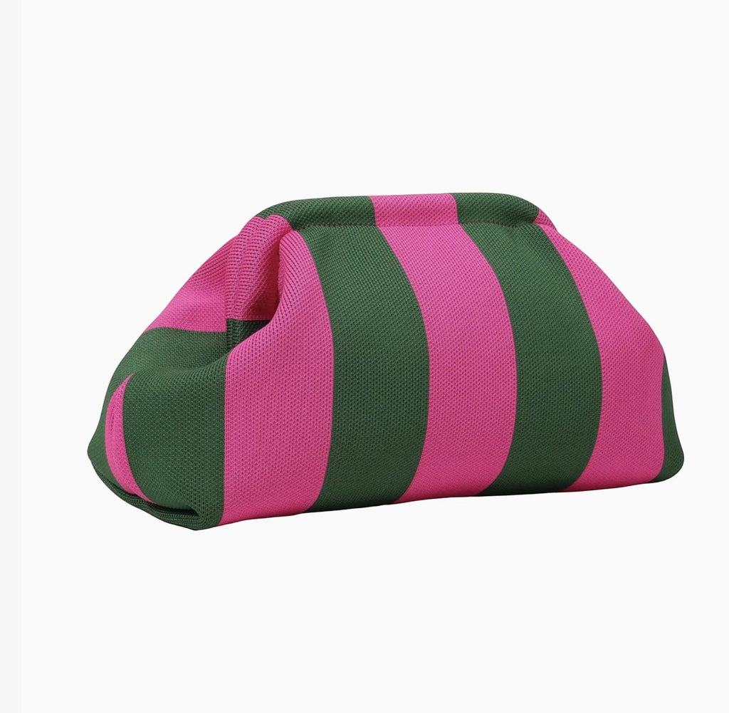 Pochette Rayures Simon LOUISA LEE

La pochette Simon de LOUISA LEE, virale sur les réseaux sociaux, allie rayures graphiques et fermeture magnétique invisible pour un accessoire aussi élégant que pratique. Portée en pochette de soirée ou en organisateur de sac, elle s'adapte à toutes vos envies.