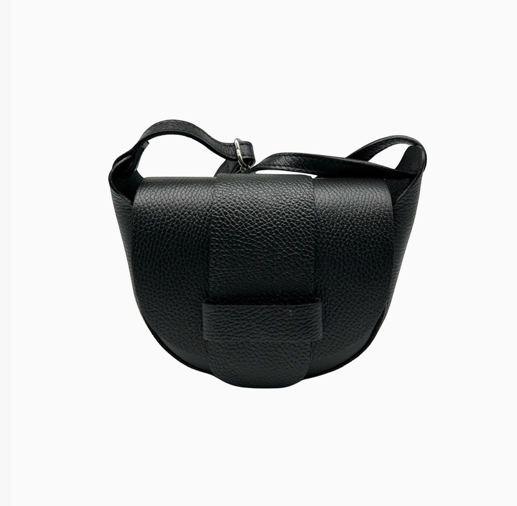Sac Bandoulière Cuir Grainé Margot LOUISA LEE

Le sac Margot de LOUISA LEE incarne l'élégance italienne dans sa plus belle expression. Confectionné en cuir de vachette grainé avec une doublure textile soignée, il accompagne aussi bien vos journées que vos soirées avec une sophistication intemporelle.