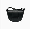 Sac Bandoulière Cuir Grainé Margot LOUISA LEE

Le sac Margot de LOUISA LEE incarne l'élégance italienne dans sa plus belle expression. Confectionné en cuir de vachette grainé avec une doublure textile soignée, il accompagne aussi bien vos journées que vos soirées avec une sophistication intemporelle.