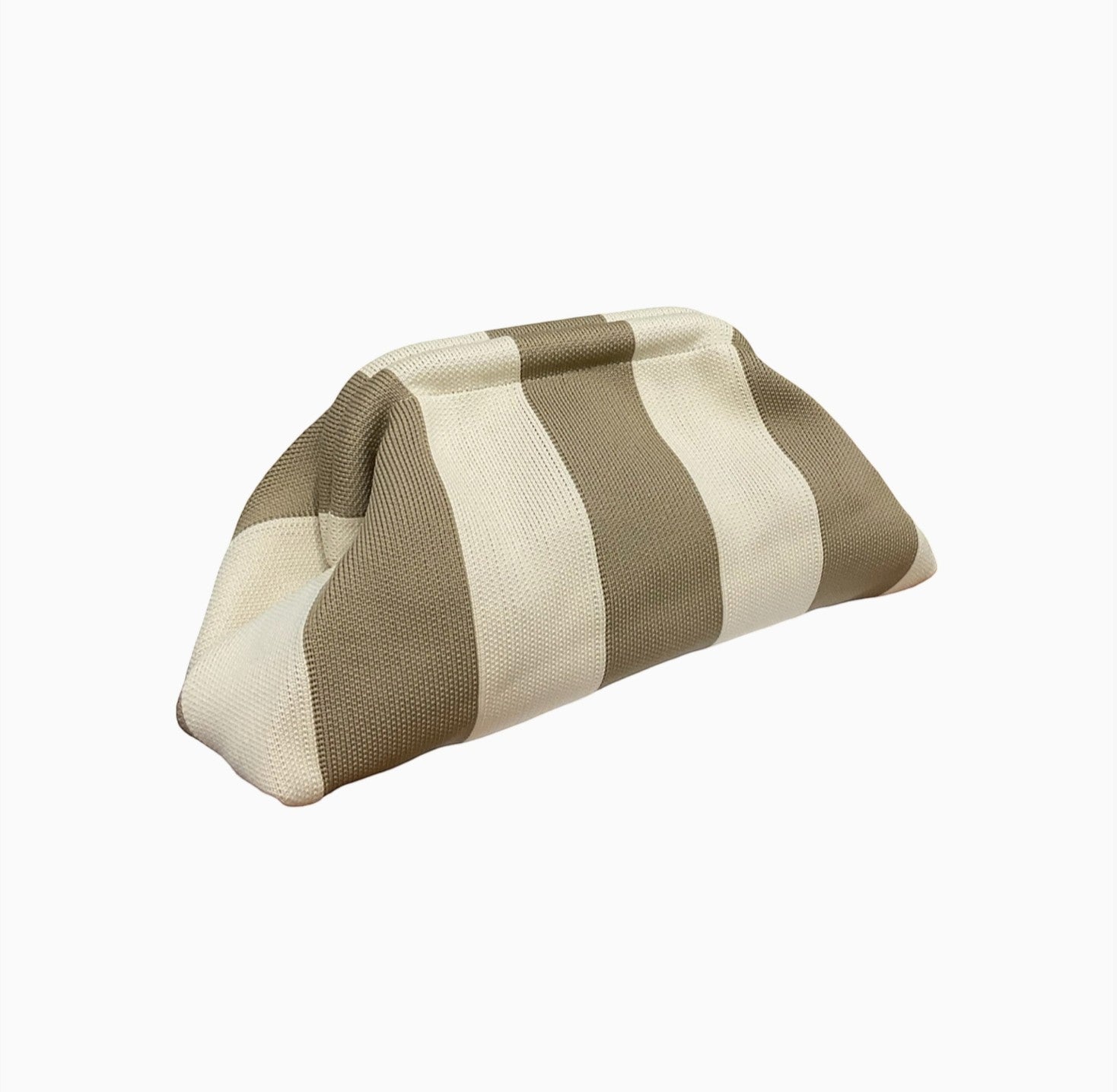 Pochette Rayures Simon LOUISA LEE

La pochette Simon de LOUISA LEE, virale sur les réseaux sociaux, allie rayures graphiques et fermeture magnétique invisible pour un accessoire aussi élégant que pratique. Portée en pochette de soirée ou en organisateur de sac, elle s'adapte à toutes vos envies.