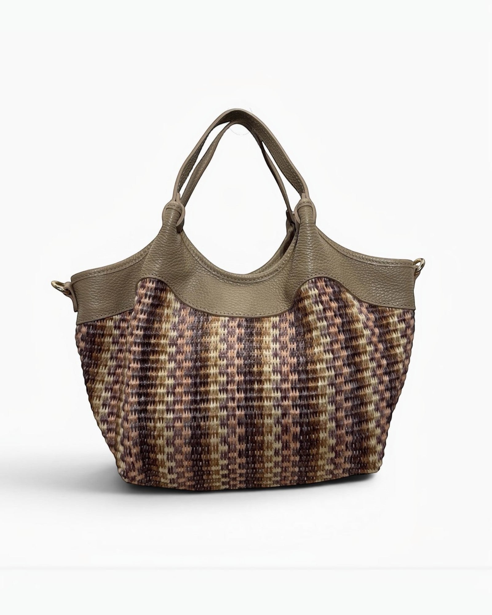 Sac Raphia Cuir Olga Médium Multicolore LOUISA LEE

Le sac Olga de LOUISA LEE allie tressage artisanal en raphia et cuir de vachette grainé pour une silhouette Old Money intemporelle. Sa forme évasée, ses anses ergonomiques et son volume généreux en font le compagnon idéal du quotidien