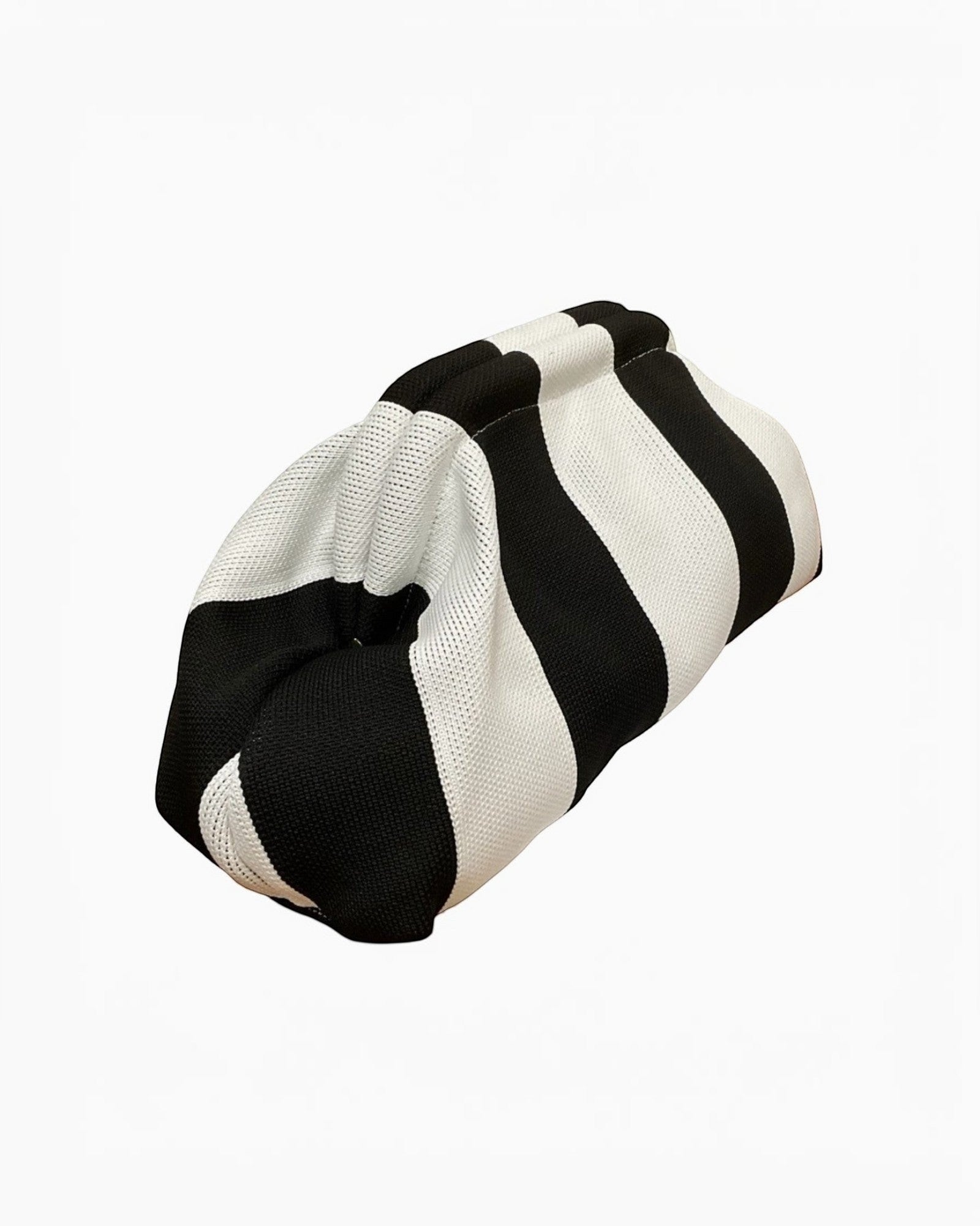 Pochette Rayures Simon LOUISA LEE

La pochette Simon de LOUISA LEE, virale sur les réseaux sociaux, allie rayures graphiques et fermeture magnétique invisible pour un accessoire aussi élégant que pratique. Portée en pochette de soirée ou en organisateur de sac, elle s'adapte à toutes vos envies.