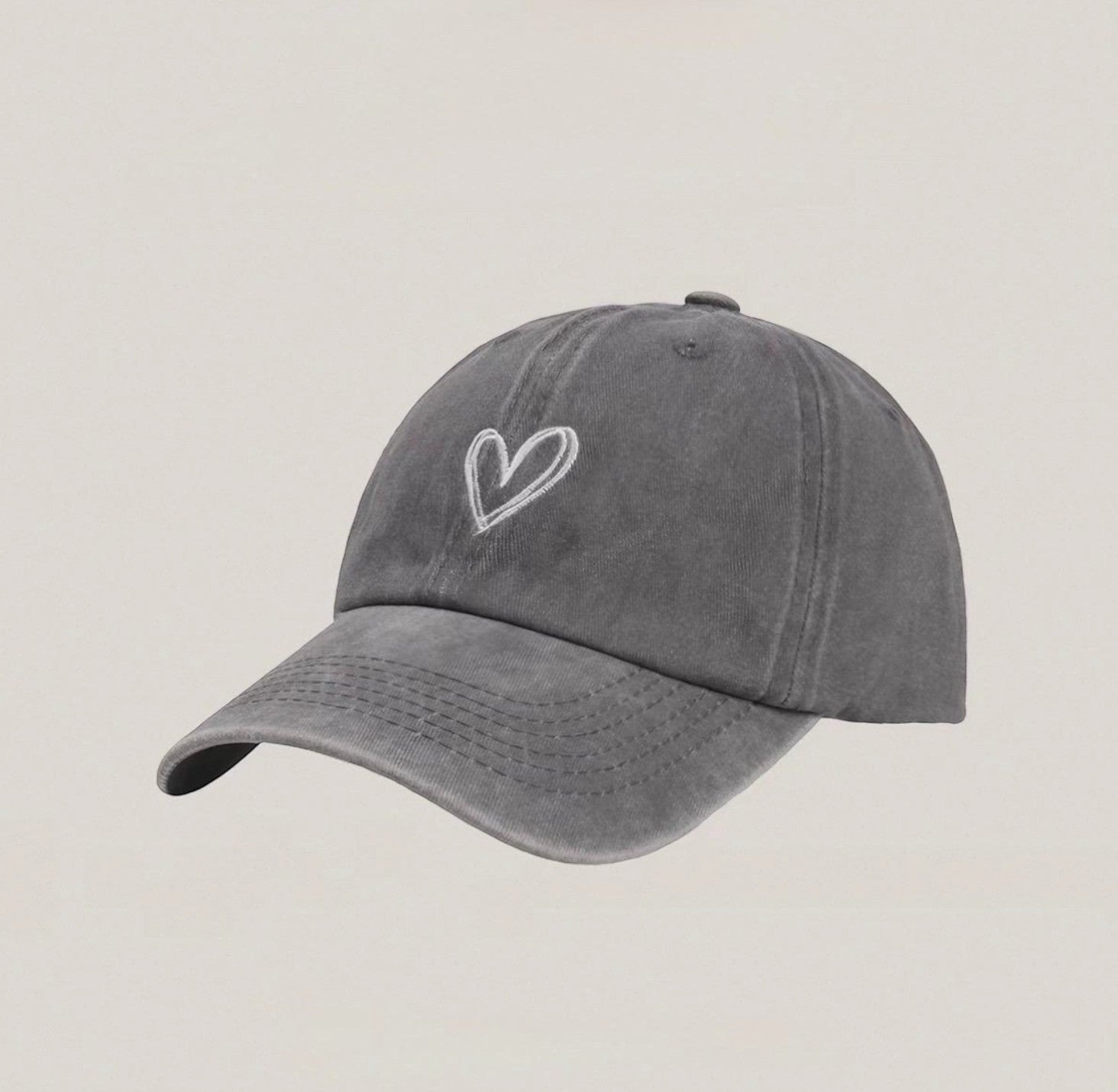 Casquette Effet Jeans Délavé Motif Cœur LINETA

Une casquette au caractère affirmé, inspirée de l'esthétique denim. Son tissu 100% coton délavé lui confère un aspect vintage légèrement usé, idéal pour sublimer un look urbain ou streetwear au quotidien. Le motif cœur apporte une touche de personnalité douce et