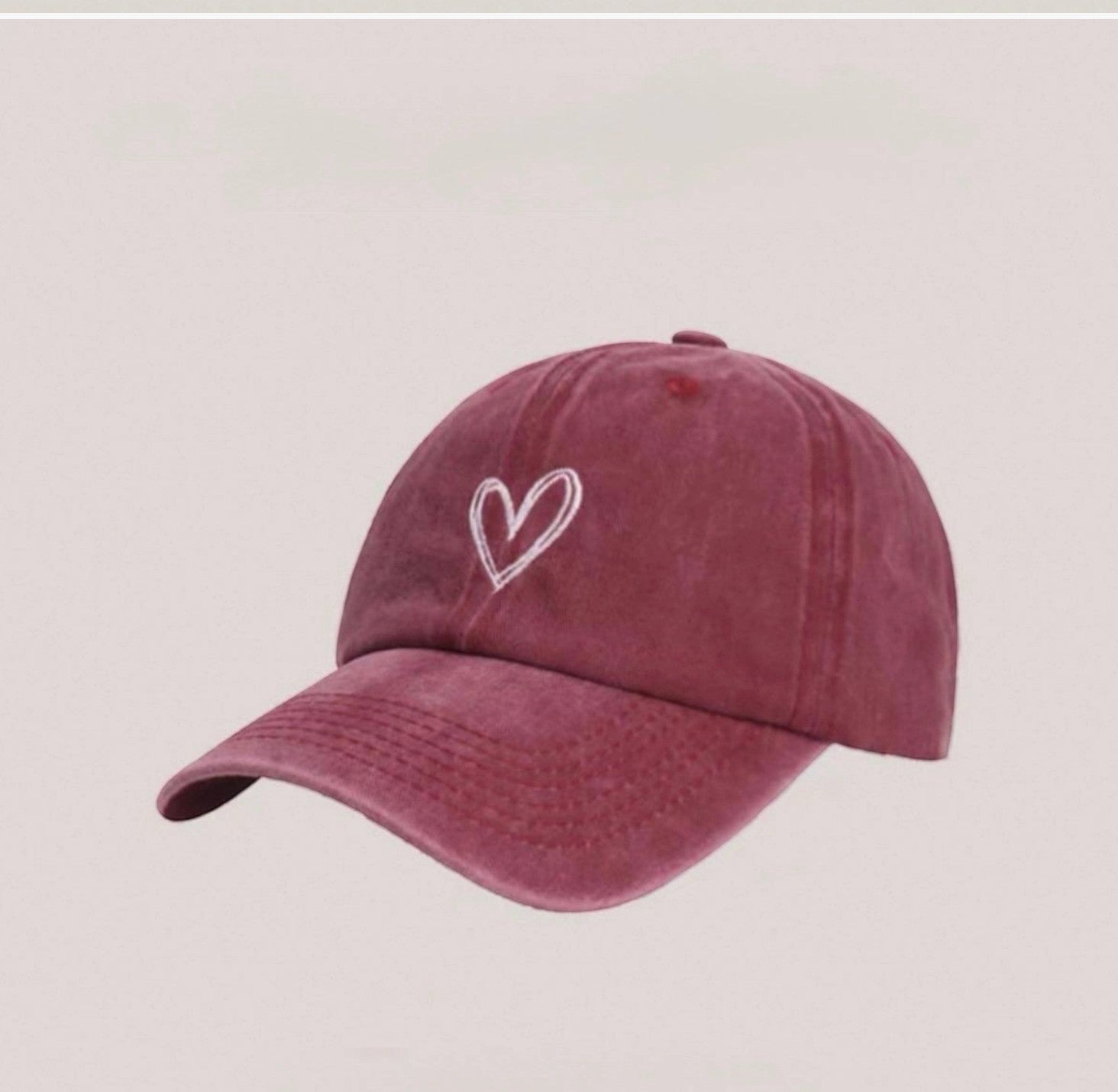 Casquette Effet Jeans Délavé Motif Cœur LINETA

Une casquette au caractère affirmé, inspirée de l'esthétique denim. Son tissu 100% coton délavé lui confère un aspect vintage légèrement usé, idéal pour sublimer un look urbain ou streetwear au quotidien. Le motif cœur apporte une touche de personnalité douce et
