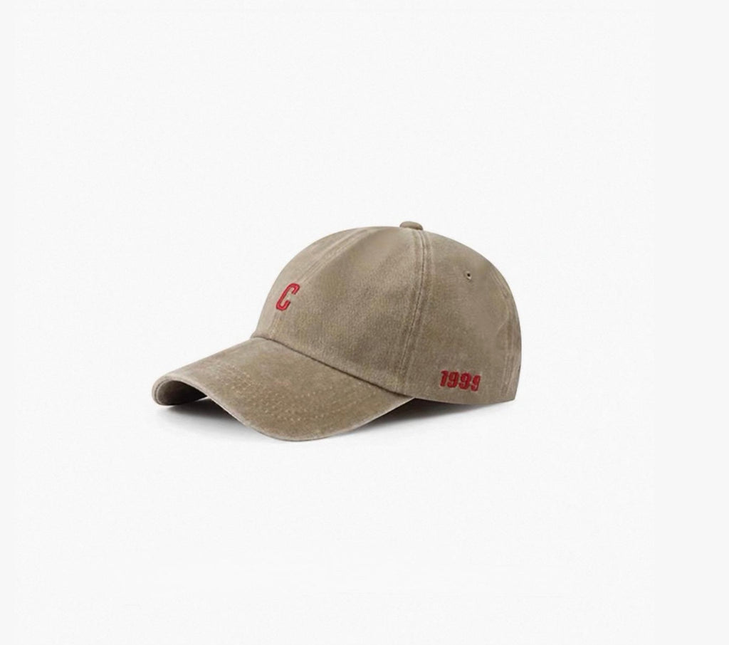 Casquette Effet Jeans Délavé Écriture "C" LINETA

Une casquette au style décontracté et tendance, ornée d'une écriture graphique élégante. Son tissu 100% coton délavé lui confère un rendu vintage et authentique, idéal pour compléter un look urbain ou streetwear avec subtilité.