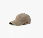 Casquette Effet Jeans Délavé Écriture "C" LINETA

Une casquette au style décontracté et tendance, ornée d'une écriture graphique élégante. Son tissu 100% coton délavé lui confère un rendu vintage et authentique, idéal pour compléter un look urbain ou streetwear avec subtilité.