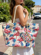 Sac de Plage Motif Flamand Rose LINETA

Un sac de plage grand format au motif flamand rose, aussi pratique qu'élégant. Il est livré avec une petite pochette assortie pour garder vos essentiels en sécurité : téléphone, clés, argent ou maquillage.