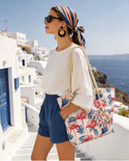 Sac de Plage Motif Flamand Rose LINETA

Un sac de plage grand format au motif flamand rose, aussi pratique qu'élégant. Il est livré avec une petite pochette assortie pour garder vos essentiels en sécurité : téléphone, clés, argent ou maquillage.