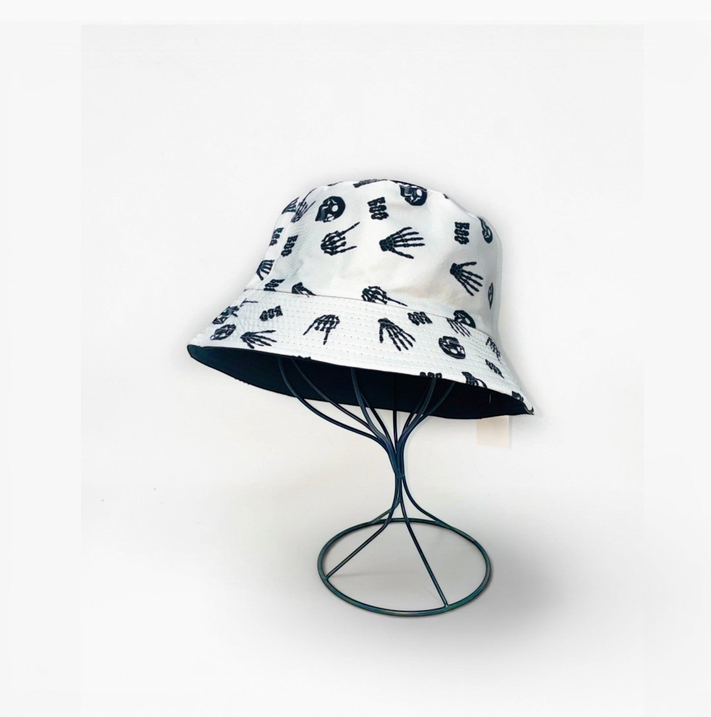 Bob Réversible Imprimé Tête de Mort LINETA

Un bob au style audacieux et original, conçu pour les amateurs de looks rock et décontractés. Son côté réversible offre deux looks en un : un imprimé tête de mort graphique d'un côté, uni de l'autre. Léger et confortable, il est l'accessoire idéal pour l'été.