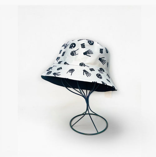 Bob Réversible Imprimé Tête de Mort LINETA

Un bob au style audacieux et original, conçu pour les amateurs de looks rock et décontractés. Son côté réversible offre deux looks en un : un imprimé tête de mort graphique d'un côté, uni de l'autre. Léger et confortable, il est l'accessoire idéal pour l'été.