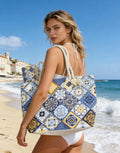 Sac de Plage Motif Mosaïque Bleu LINETA

Un sac de plage grand format aux motifs mosaïque bleus, élégant et fonctionnel. Livré avec une petite pochette assortie pour sécuriser vos essentiels : téléphone, clés, argent ou maquillage. L'accessoire idéal pour vos journées estivales.