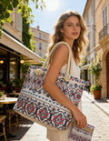 Sac de Plage Motif Rosace LINETA

Un sac de plage grand format aux motifs rosace élégants, parfait pour vos journées estivales. Livré avec une petite pochette assortie pour sécuriser vos essentiels : téléphone, clés, argent ou maquillage.