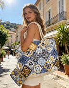 Sac de Plage Motif Mosaïque Bleu LINETA

Un sac de plage grand format aux motifs mosaïque bleus, élégant et fonctionnel. Livré avec une petite pochette assortie pour sécuriser vos essentiels : téléphone, clés, argent ou maquillage. L'accessoire idéal pour vos journées estivales.