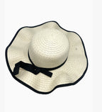 Chapeau de Soleil avec Nœud Papillon LINETA

Un chapeau de soleil élégant et féminin, orné d'un large bord ondulé et d'un délicat nœud papillon. Son liseré contrastant apporte une touche chic et inélégante, parfait pour sublimer vos tenues estivales lors de vos journées ensoleillées.