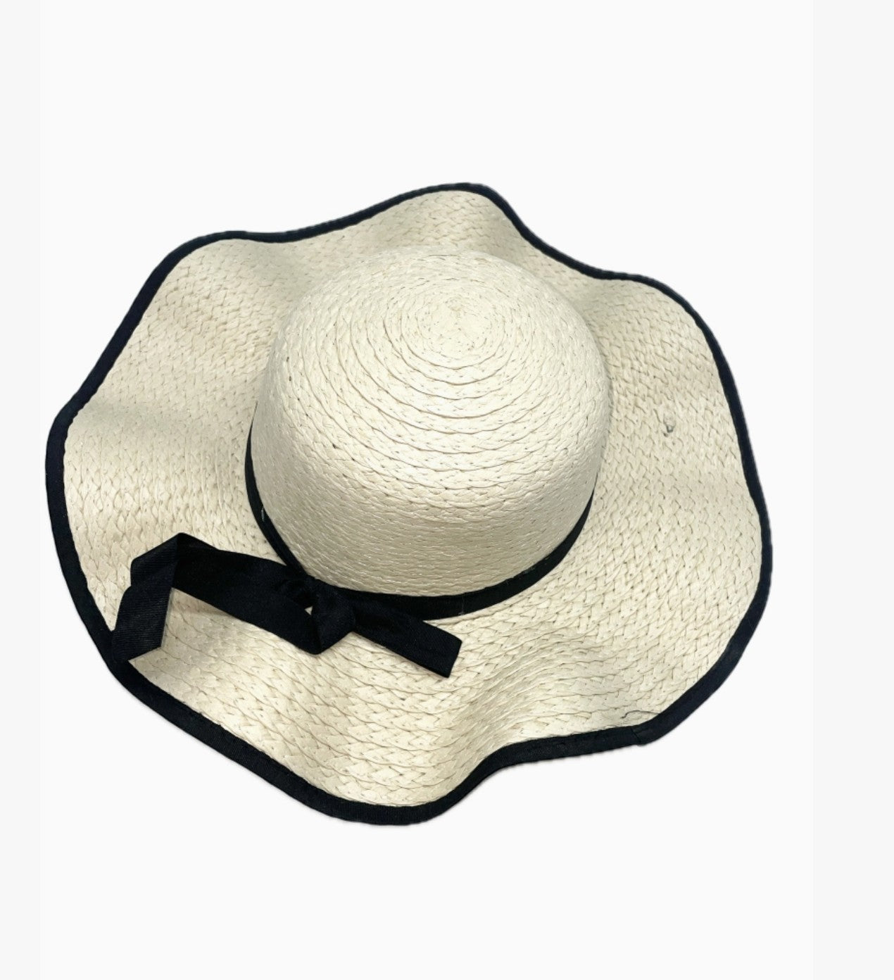 Chapeau de Soleil avec Nœud Papillon LINETA

Un chapeau de soleil élégant et féminin, orné d'un large bord ondulé et d'un délicat nœud papillon. Son liseré contrastant apporte une touche chic et inélégante, parfait pour sublimer vos tenues estivales lors de vos journées ensoleillées.