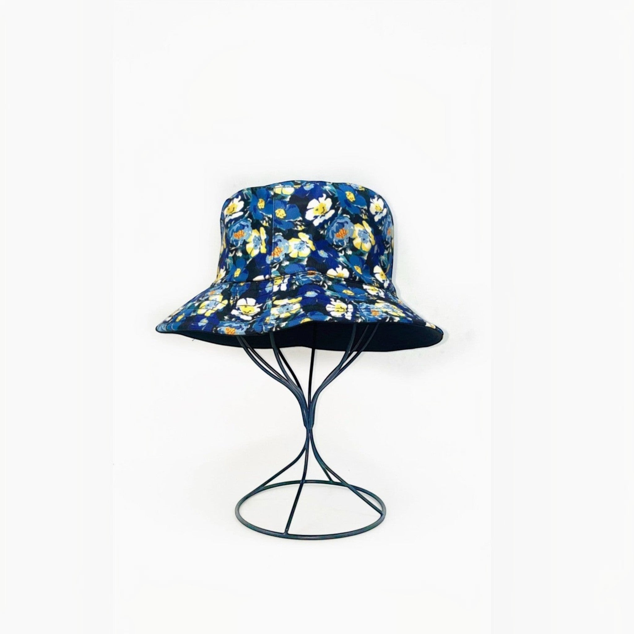 Bob Réversible Imprimé Fleuri LINETA

Un bob printanier et féminin, conçu pour offrir deux looks en un grâce à son côté réversible. Son imprimé fleuri coloré apporte une touche de fraîcheur et de gaieté, parfait pour sublimer vos tenues estivales avec légèreté et style