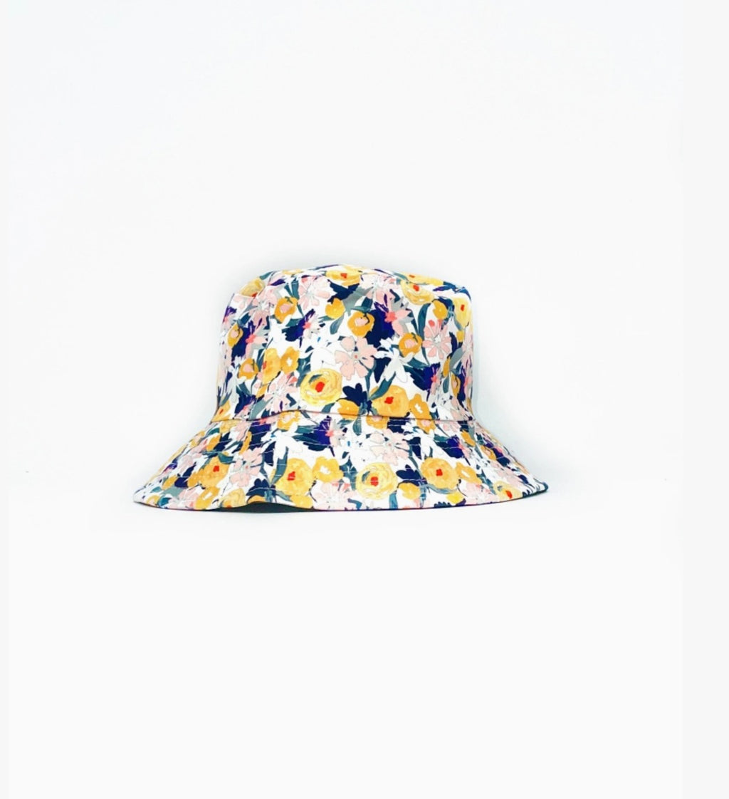 Bob Réversible Imprimé Fleuri LINETA

Un bob printanier et féminin, conçu pour offrir deux looks en un grâce à son côté réversible. Son imprimé fleuri coloré apporte une touche de fraîcheur et de gaieté, parfait pour sublimer vos tenues estivales avec légèreté et style