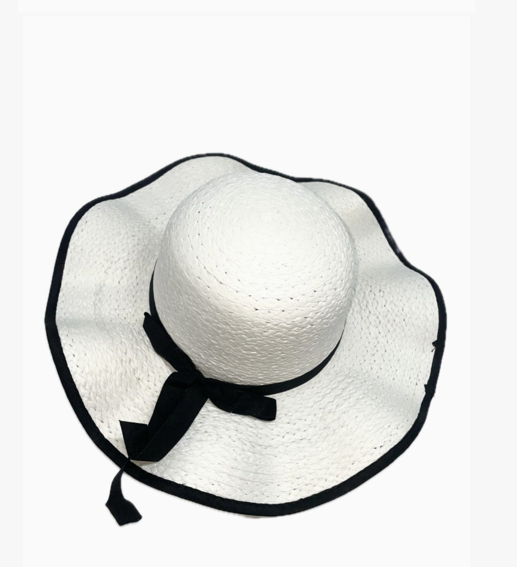 Chapeau de Soleil avec Nœud Papillon LINETA

Un chapeau de soleil élégant et féminin, orné d'un large bord ondulé et d'un délicat nœud papillon. Son liseré contrastant apporte une touche chic et inélégante, parfait pour sublimer vos tenues estivales lors de vos journées ensoleillées.