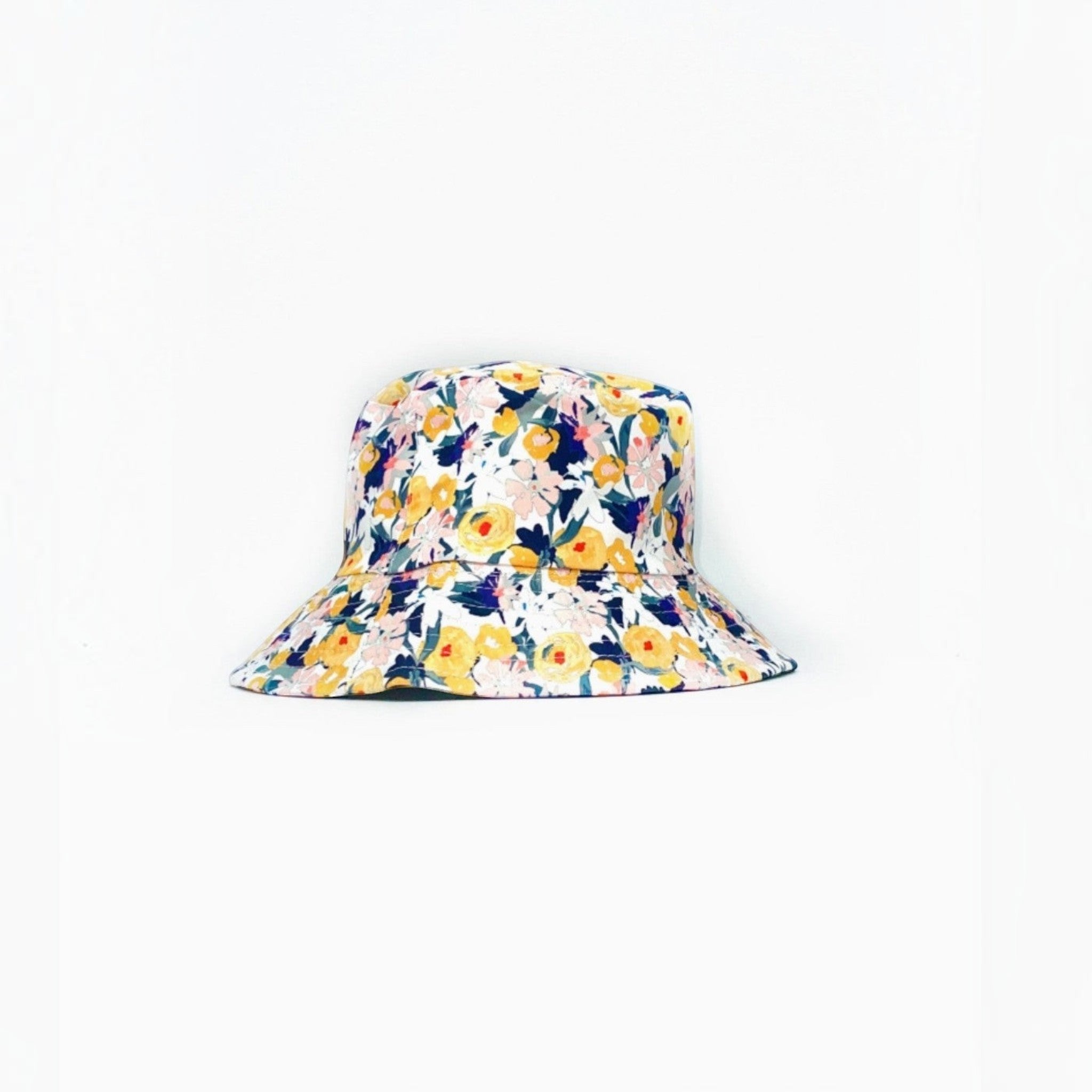 Bob Réversible Imprimé Fleuri LINETA

Un bob printanier et féminin, conçu pour offrir deux looks en un grâce à son côté réversible. Son imprimé fleuri coloré apporte une touche de fraîcheur et de gaieté, parfait pour sublimer vos tenues estivales avec légèreté et style