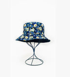 Bob Réversible Imprimé Fleuri LINETA

Un bob printanier et féminin, conçu pour offrir deux looks en un grâce à son côté réversible. Son imprimé fleuri coloré apporte une touche de fraîcheur et de gaieté, parfait pour sublimer vos tenues estivales avec légèreté et style