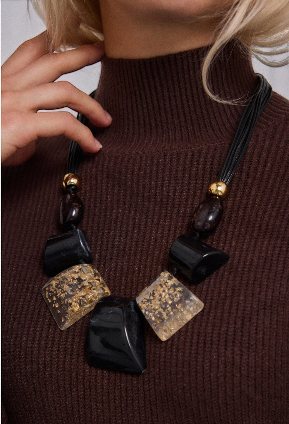 Collier fantaisie résine et corde