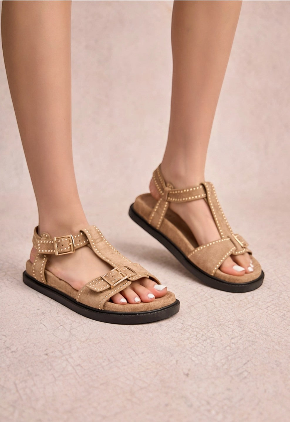 Sandales en daim avec semelle noire et bride cloutée