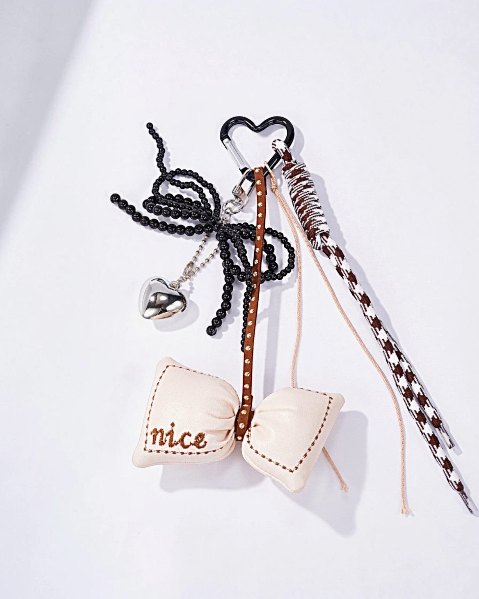 Sac à main en cuir avec breloques fantaisie